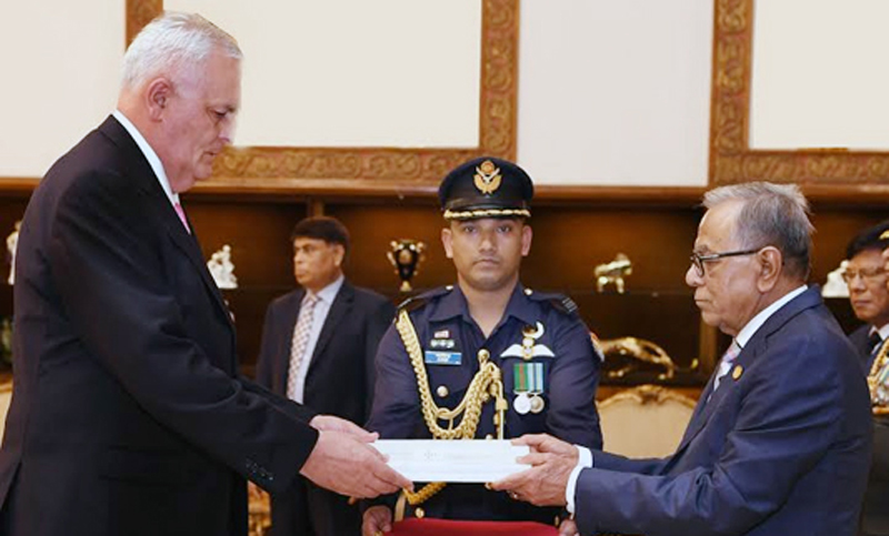 রাষ্ট্রপতির কাছে ছয় কূটনীতিকের পরিচয়পত্র পেশ
