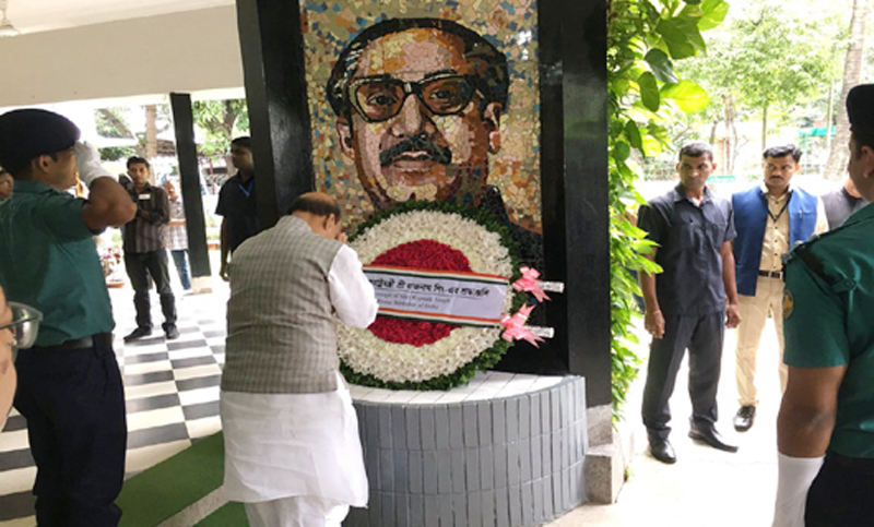 বঙ্গবন্ধুর প্রতি শ্রদ্ধা নিবেদন করলেন রাজনাথ