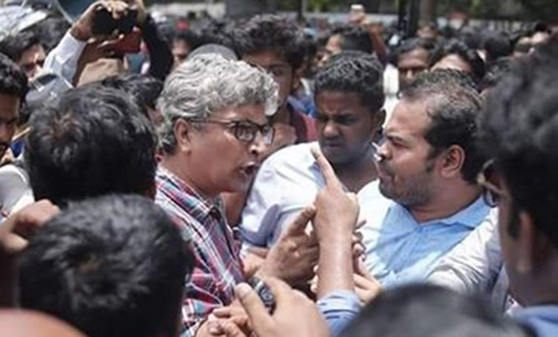ঢাবিতে কোটা সংস্কার আন্দোলনের মিছিলে ছাত্রলীগের হামলা, শিক্ষকরা লাঞ্ছিত