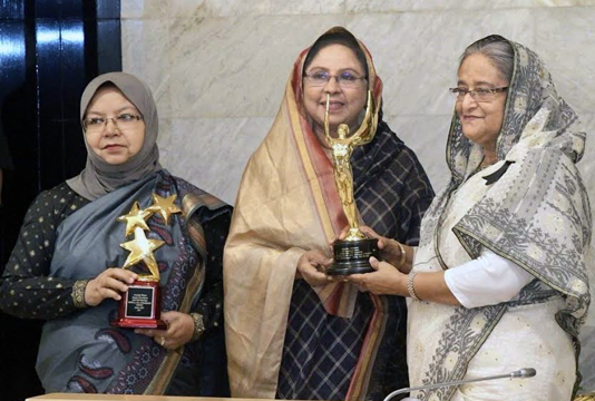 বাল্যবিবাহ বিরোধী প্রচারণার জন্য প্রধানমন্ত্রীর ইউনিসেফ পুরস্কার গ্রহণ