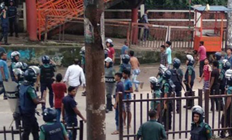 মিরপুরে পুলিশের সঙ্গে আন্দোলনকারী শিক্ষার্থীদের ব্যাপক সংঘর্ষ