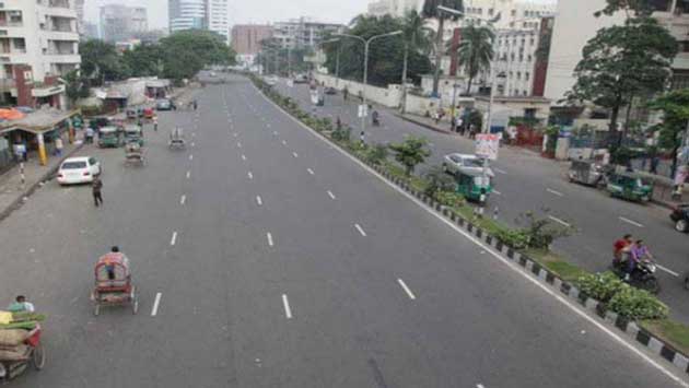 ঢাকার রাস্তা ফাঁকা যাত্রীবাহী বাস নেই !
