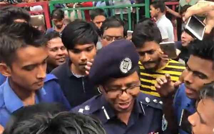 ডিআইজির ড্রাইভারের লাইসেন্স নেই, গাড়িরও নেই কাগজ (ভিডিও)