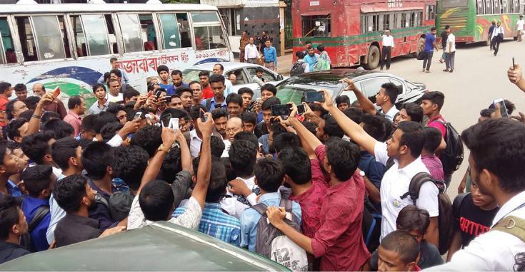 শিক্ষার্থীরাই করছে ট্রাফিক পুলিশের কাজ