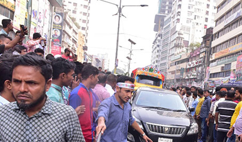 নয়াপল্টনে ট্রাফিকের দায়িত্বে বিএনপি কর্মীরা