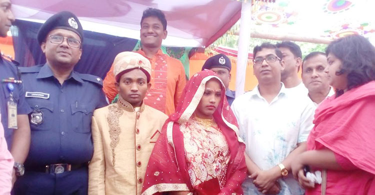 স্বর্ণের চেইন নিয়ে রিকশাচালকের বাড়িতে পুলিশ সুপার