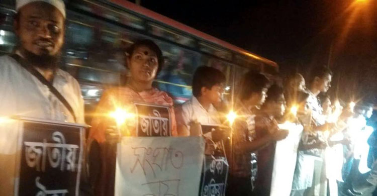 গণভবনের ভেতরে চলছে সংলাপ, বাইরে স্লোগান
