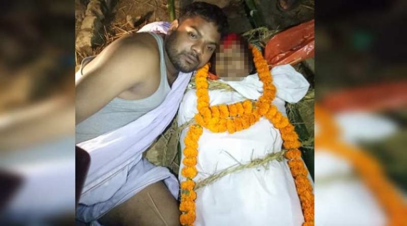 মৃত মায়ের সাথে গণেশের সেলফি!