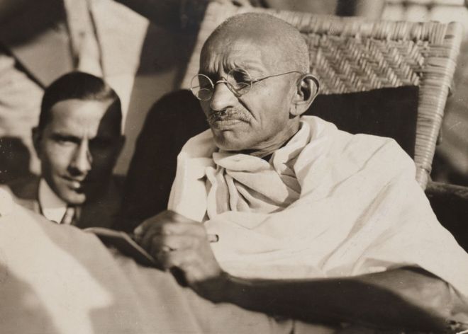 বর্ণবাদের অভিযোগে গান্ধীর মূর্তি নির্মাণ স্থগিত