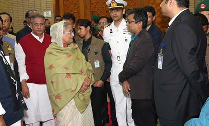 ড. কামালকে প্রশ্নকারী সেই সাংবাদিককে সাহস দিলেন প্রধানমন্ত্রী