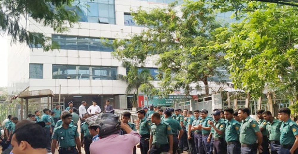 বিজিএমইএ ভবনের মালামাল সরাতে দুই ঘণ্টা সময় দিয়েছে রাজউক