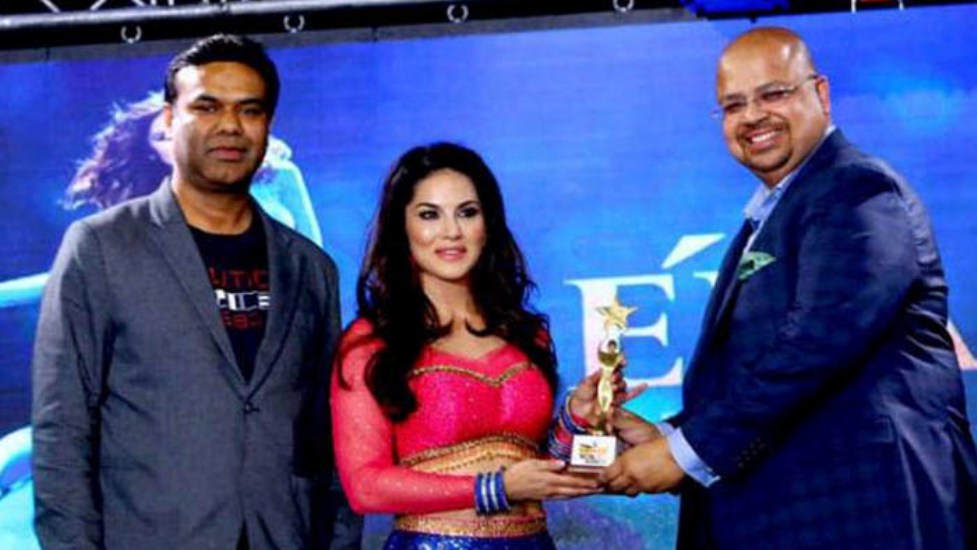 বাংলাদেশি অ্যাওয়ার্ড পেলেন সানি লিওন
