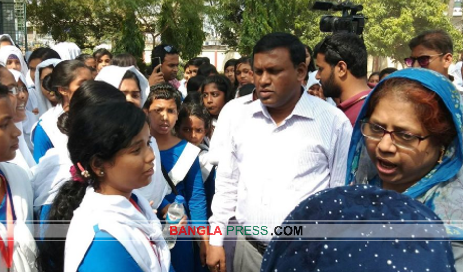 মেহেরপুরে শিক্ষকের অসদাচারণের অভিযোগে শিক্ষার্থীদের ক্লাস বর্জন