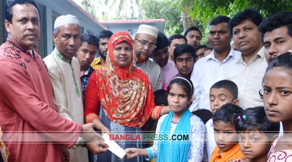 ধুনটে ২ বছর পর শিক্ষাবৃত্তির  চেক পেল প্রতিবন্ধীরা