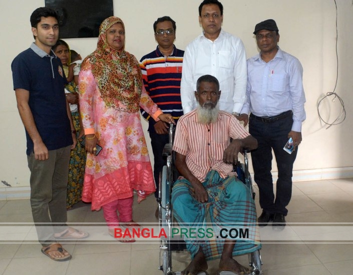 ধুনটে প্রতিবন্ধীকে হুইল চেয়ার প্রদান