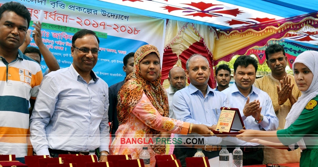 ধুনটে কৃতি শিক্ষার্থীদের মাঝে বৃত্তি ও সংবর্ধনা প্রদান