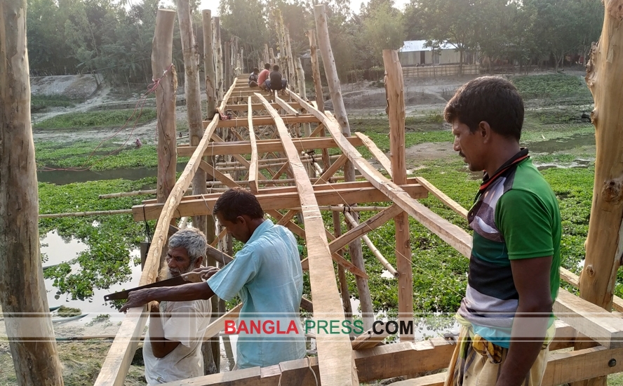 গাইবান্ধায় ঘাঘটের উপর গ্রামবাসীর  উদ্যোগে তৈরি হচ্ছে কাঠের সাঁকো