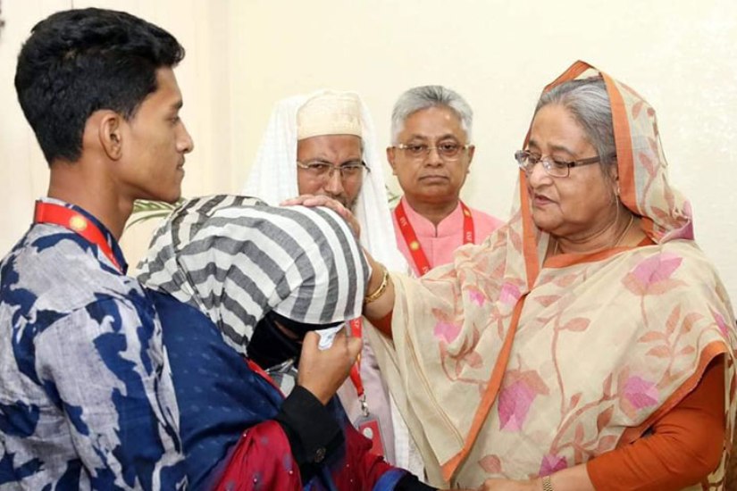 নুসরাতের বাবা-মাকে সান্ত্বনা দিলেন প্রধানমন্ত্রী