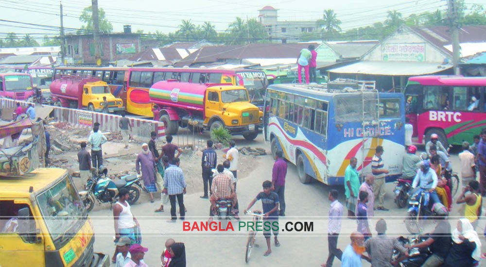 তিনদফা দাবীতে সৈয়দপুরে যানবাহন অবরোধ