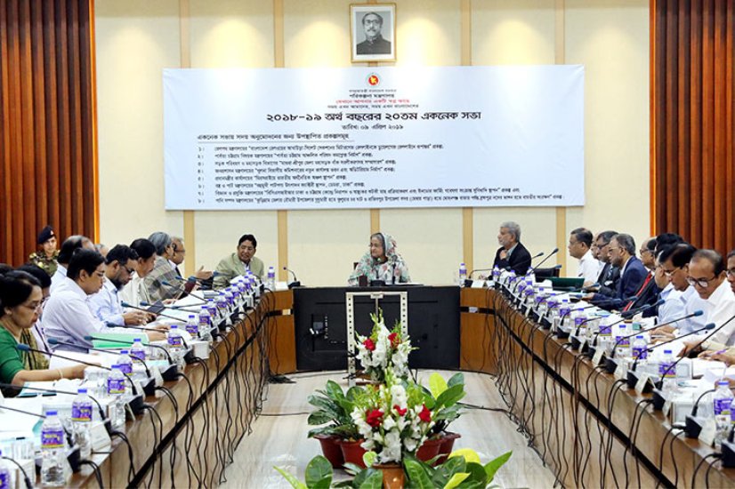 সরকারি কর্মকর্তাদের পরিবারসহ কর্মস্থলে থাকার নির্দেশ