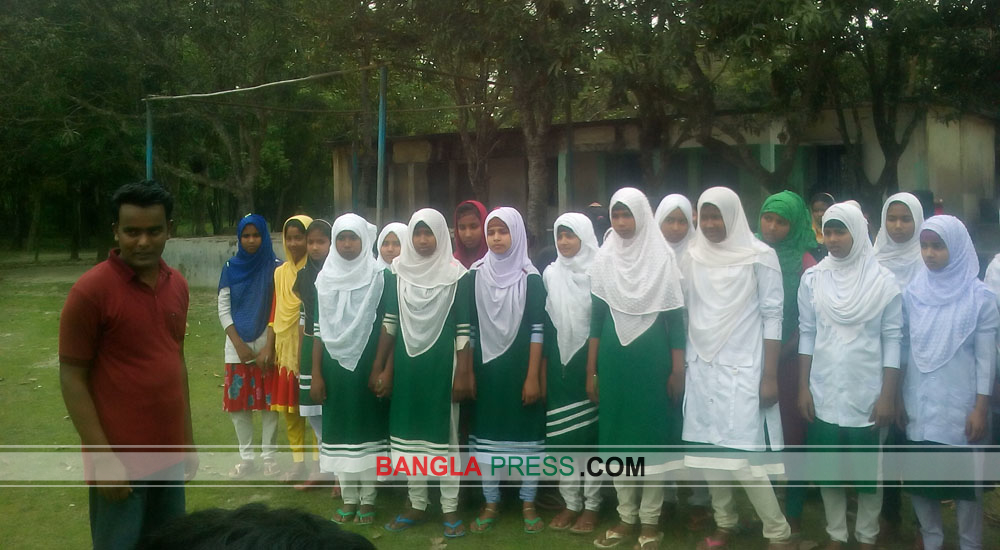 বিশেষ বই ছুয়েই শিক্ষার আলো ছড়াচ্ছেন দৃষ্টি প্রতিবন্ধি ফজলুল হক