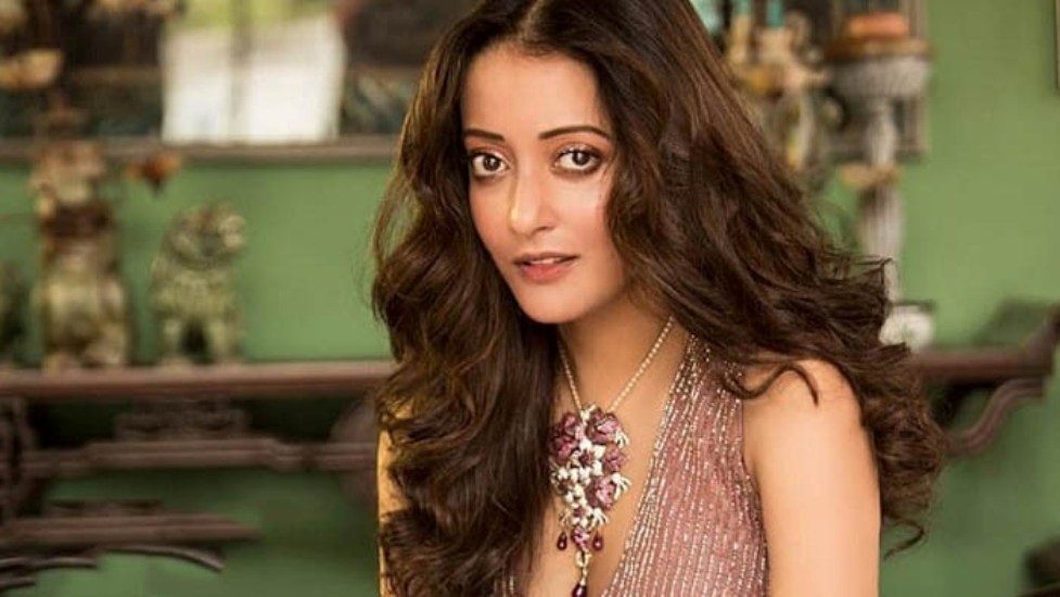 নারীদের খোলা বুক ও নগ্ন শরীর যখন পণ্য