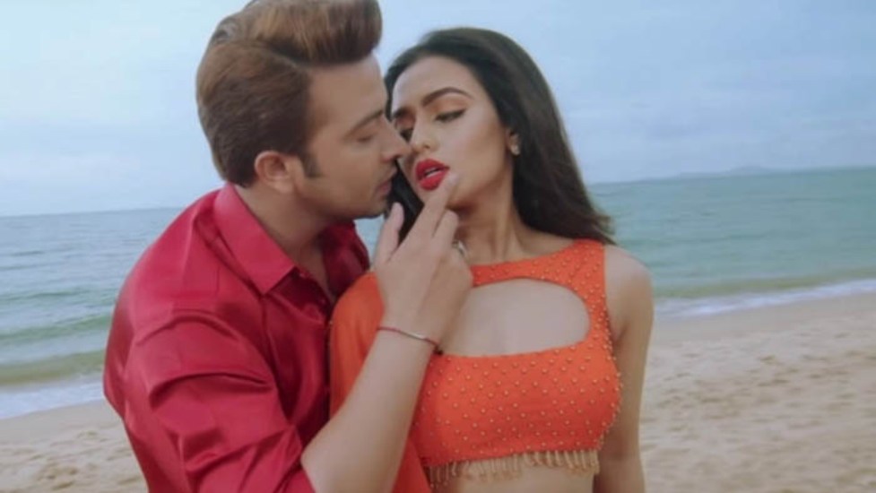 রোমান্সে মেতেছেন শাকিব-ফারিয়া