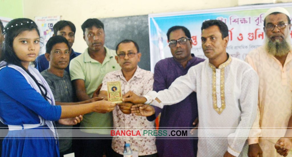 ধুনটে শিক্ষাবৃত্তি পেল ৩২ কৃতি শিক্ষার্থী
