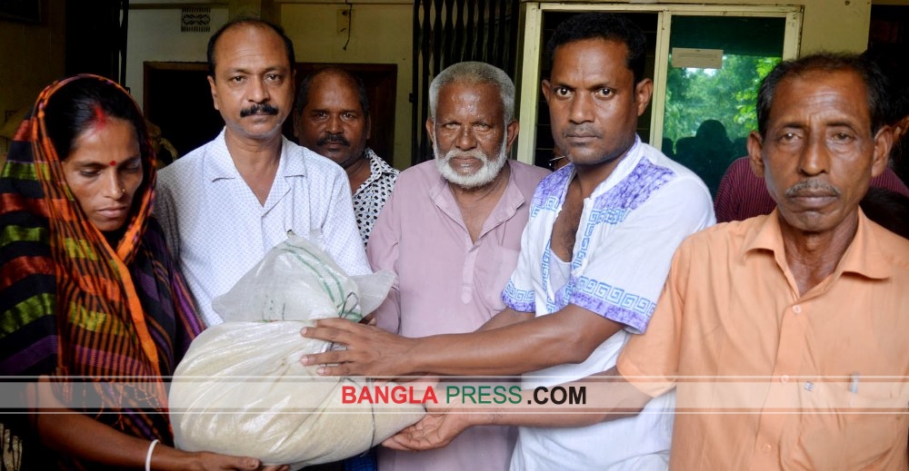 ধুনটে ঈদের চাল পেয়ে খুশি ৮হাজার দুস্থ