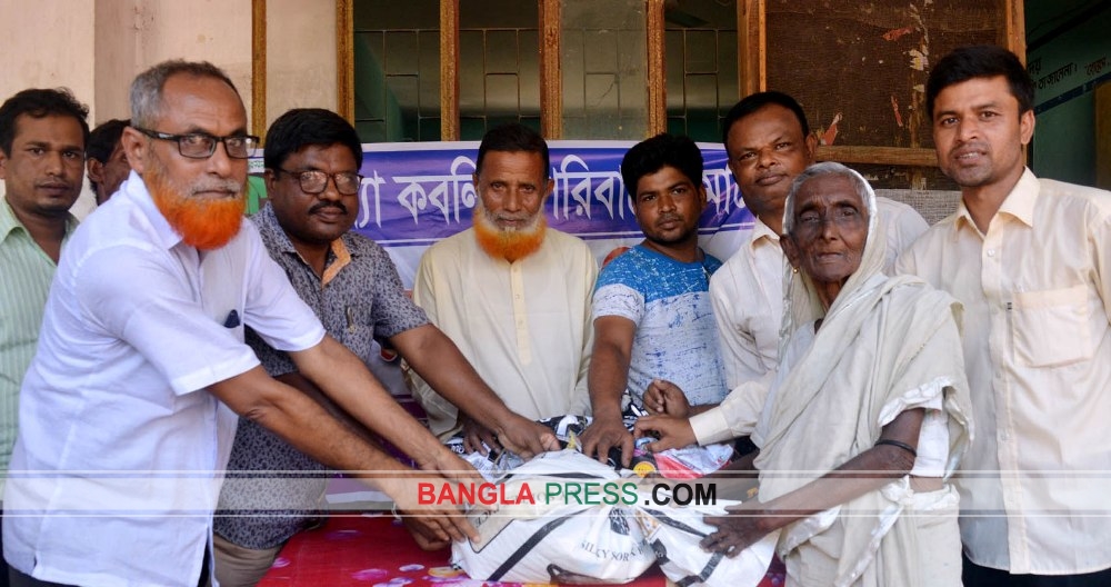 ধুনটে বানভাসিদের মাঝে খাদ্য সহায়তা প্রদান