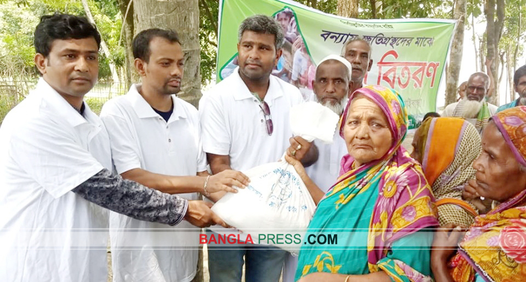 বন্যায় ক্ষতিগ্রস্ত চার উপজেলায় ভালোবাসি গাইবান্ধার ত্রাণ বিতরণ