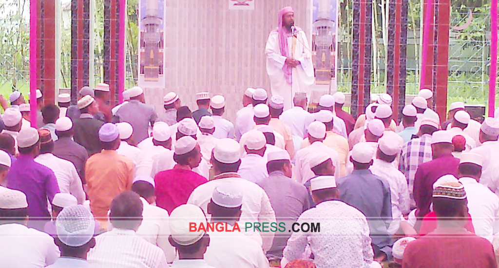 ডোমারে কেন্দ্রীয় ঈদগাঁহ ময়দানে ঈদের প্রথম জামাত অনুষ্ঠিত