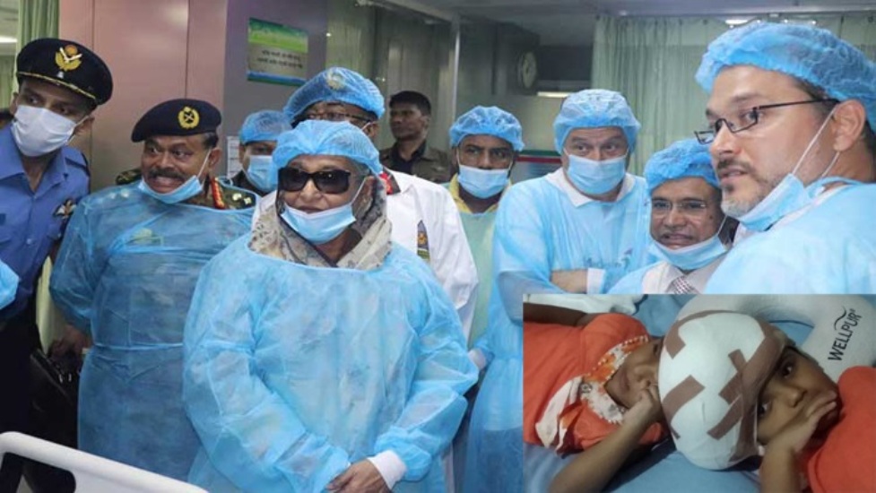 জোড়া মাথার শিশু রাবেয়া-রোকেয়াকে দেখে এলেন প্রধানমন্ত্রী