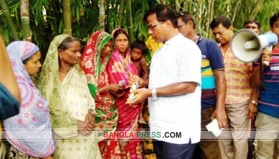 এমপি আছলাম সওদাগর কর্তৃক বন্যার্তদের নগদ অর্থ ও শুকনা খাবার বিতরণ