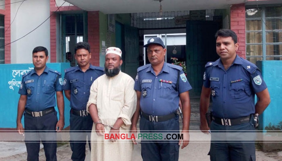 ‘ছেলেধরা’ সন্দেহে কাঠুরিয়াকে মারপিট, শিক্ষক আটক