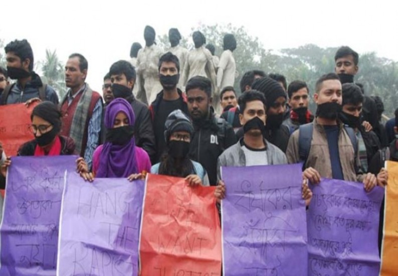 ঢাবি ছাত্রী ধর্ষণের প্রতিবাদে আজও বিক্ষোভ করছেন শিক্ষার্থীরা
