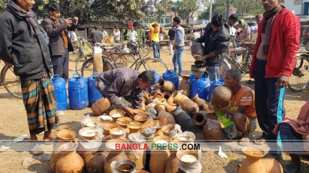 জৌলুশ হারাতে বসেছে ঝিনাইদহের খেজুর গাছের নলেন গুড়ের ঘ্রানের