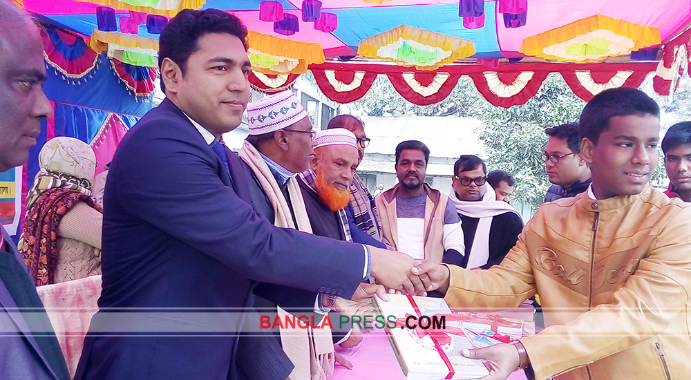 দেবীগঞ্জে প্রাথমিক ও মাধ্যমিক শিক্ষার্থীদের মাঝে বই বিতরণ