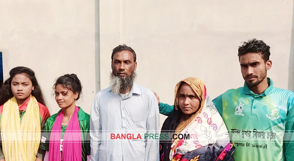 অনুর্ধ্ব ১৯ বিশ্বকাপ জয়ী দেবীগঞ্জে শরিফুলের বাড়িতে মানুষের ঢল