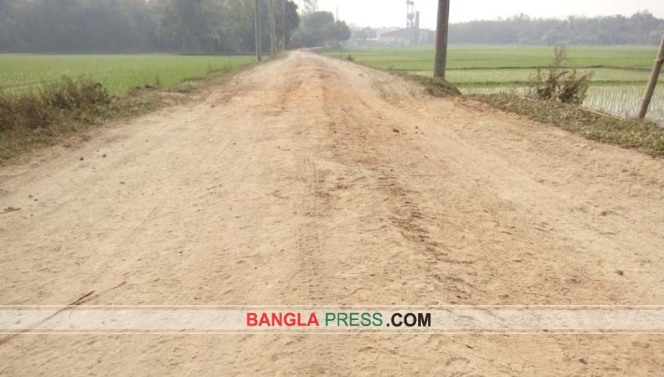 নির্মানের সাত বছর পরেও সংস্কার হয়নি সড়ক, চলাচলে অযোগ্য