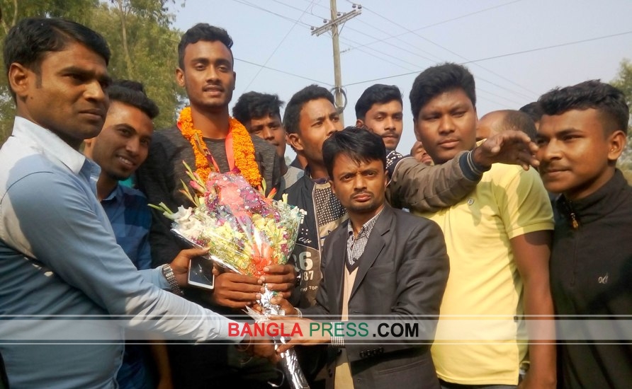 ফুলেল ভালবাসায় সিক্ত শরিফুল