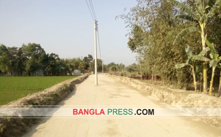 গৌরীপুরে হাইওয়ে রাস্তায় বৈদ্যুতিকখুটি, দেখার নেই কেউ!