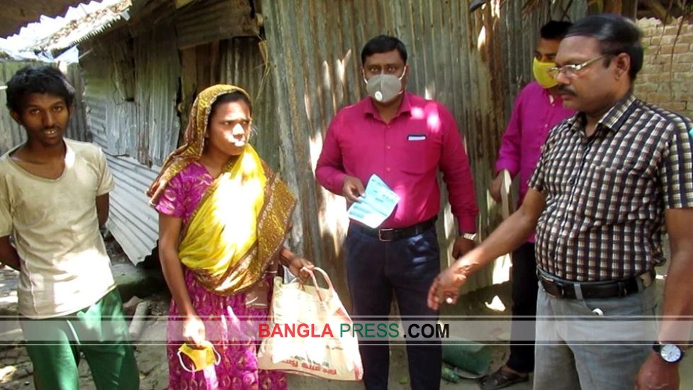 ঝিনাইদহে প্রতিবন্ধী শিক্ষার্থীদের মাঝে খাদ্যসামগ্রী বিতরণ