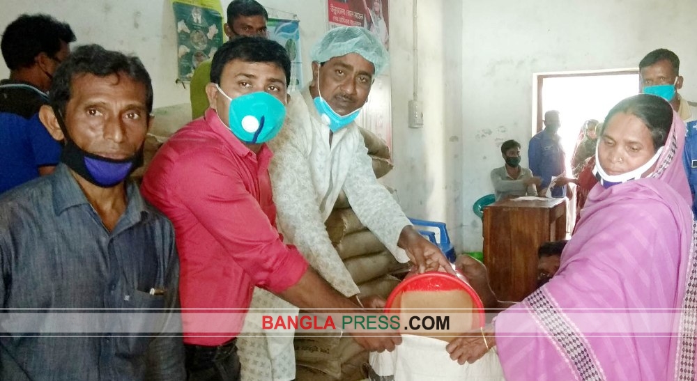 ধুনটে স্বেচ্ছায় গৃহবন্দিদের মাঝে চাল বিতরণ