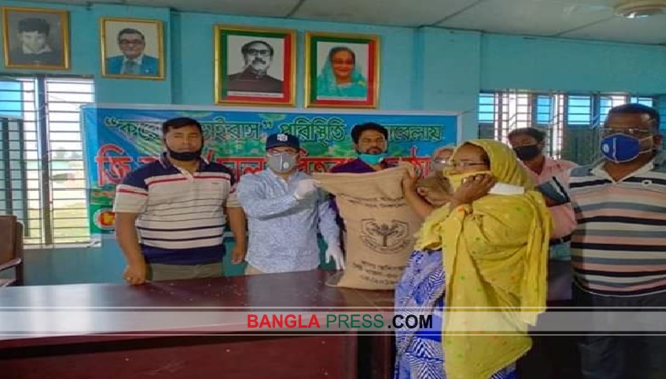 ফরিদপুরে লকডাউন এলাকায় চাল বিতরণ