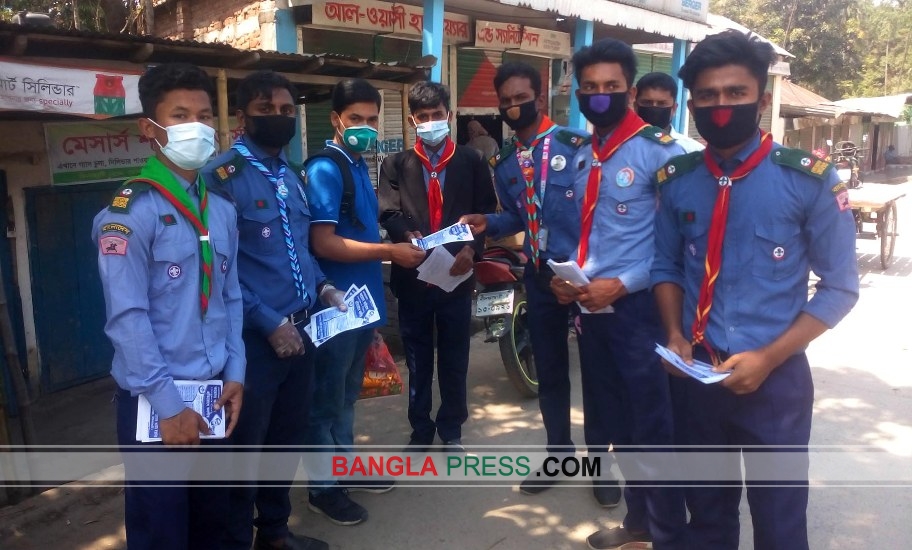 ডোমারের করোনা প্রতিরোধে শালকী মুক্ত রোভার স্কাউট ইউনিটের লিফলেট বিতরণ