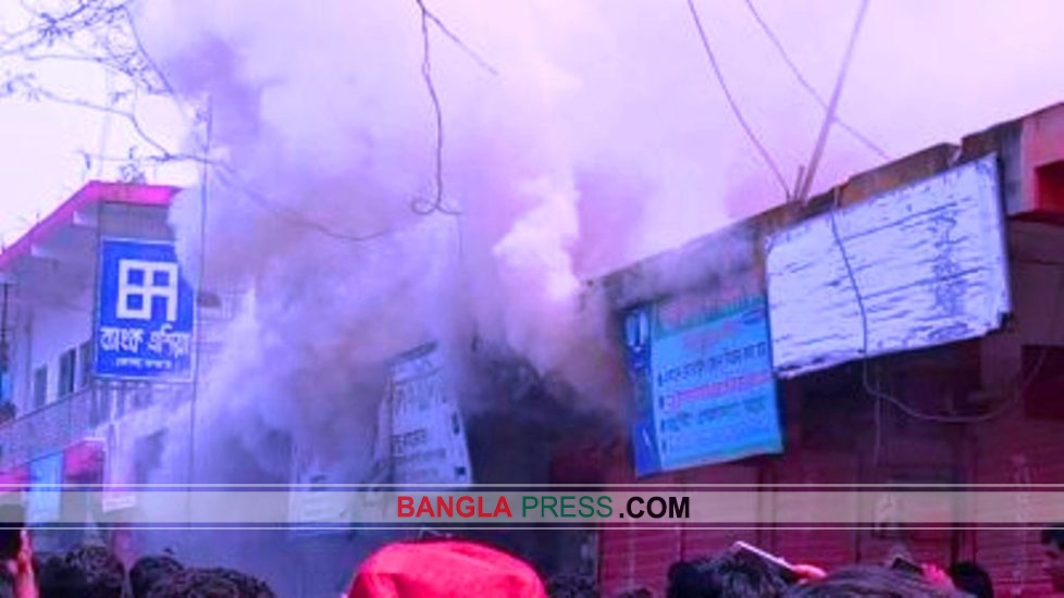 কালীগঞ্জে আগুনে ১০ লক্ষাধিক টাকার মালামাল পুড়ে ছাই