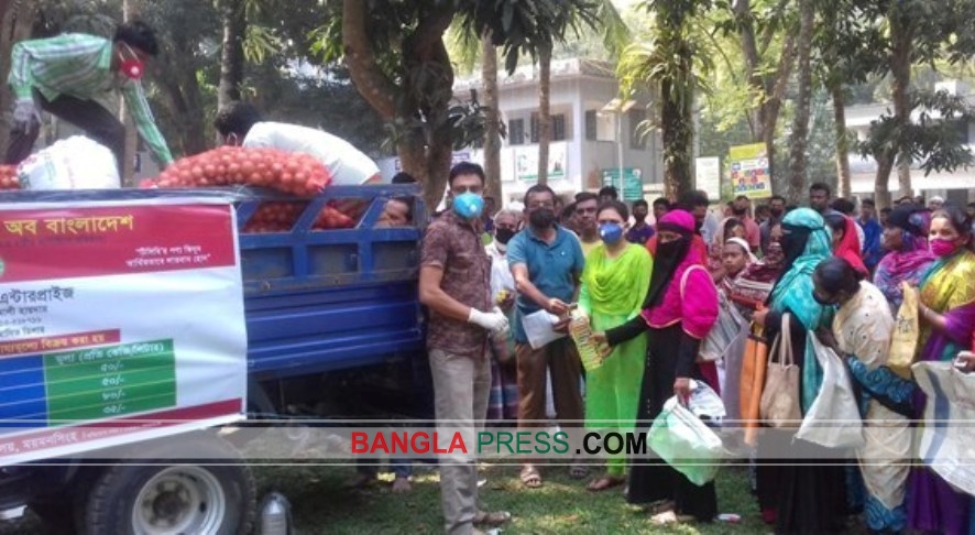 গৌরীপুরে টিসিবি’র পণ্য বিক্রয় শুরু মানুষের উপচে পড়া ভীড়