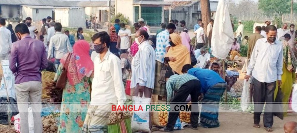 গৌরীপুরে জনসমাগম কমছে না, ভ্রাম্যমাণ আদালতের অভিযান অব্যাহত