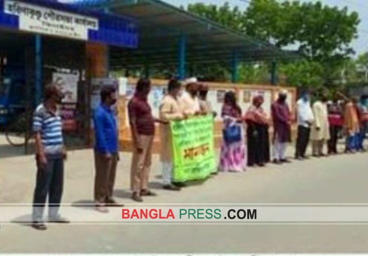 ঝিনাইদহে প্যানেল মেয়রের ত্রাণের টাকা লুটের ঘটনায় মানব বন্ধন
